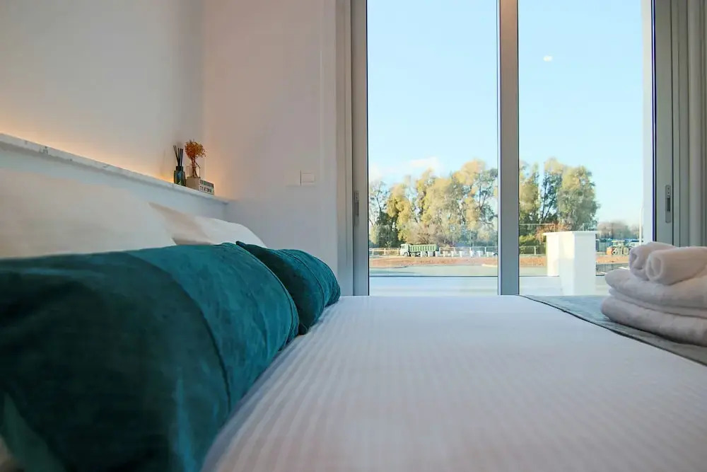 Phaedrus Living: Seaside Deluxe Flat Harbour 107