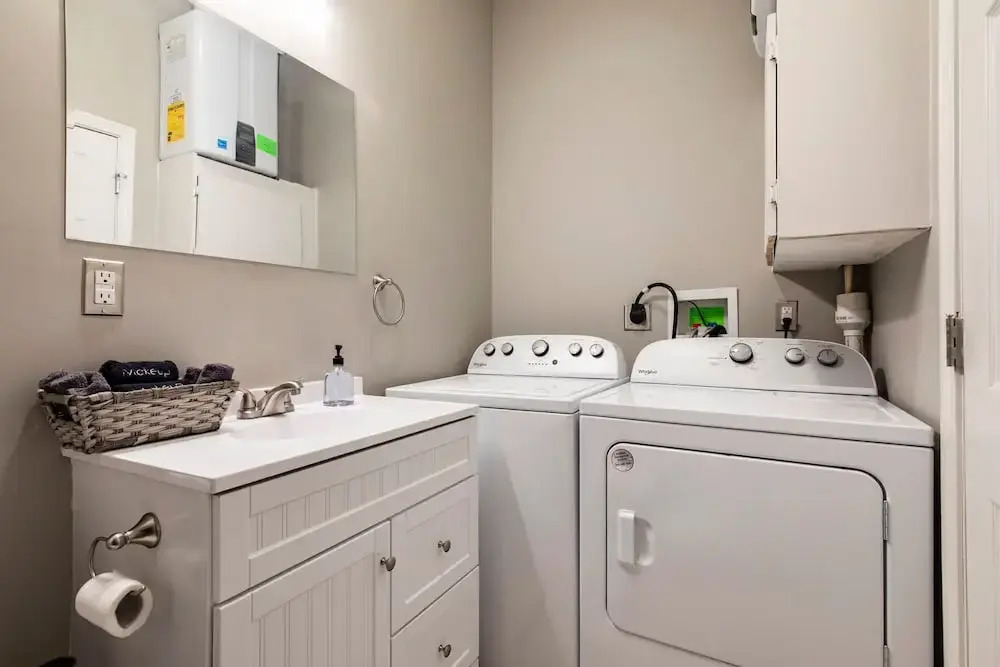 Historic Cozysuites 4BR 2BA With Modern Touches