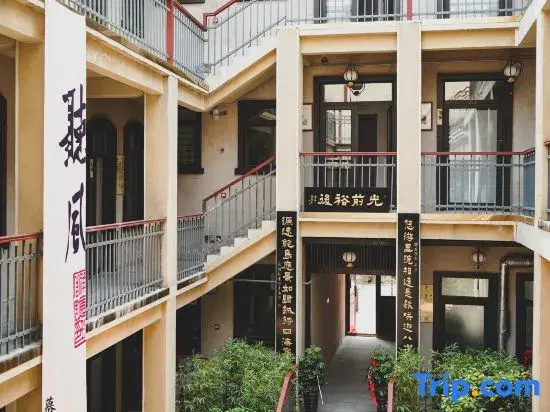 World Youyou Liyuan Hotel (Qingdao Zhanqiao Zhongshan Road Subway Station)