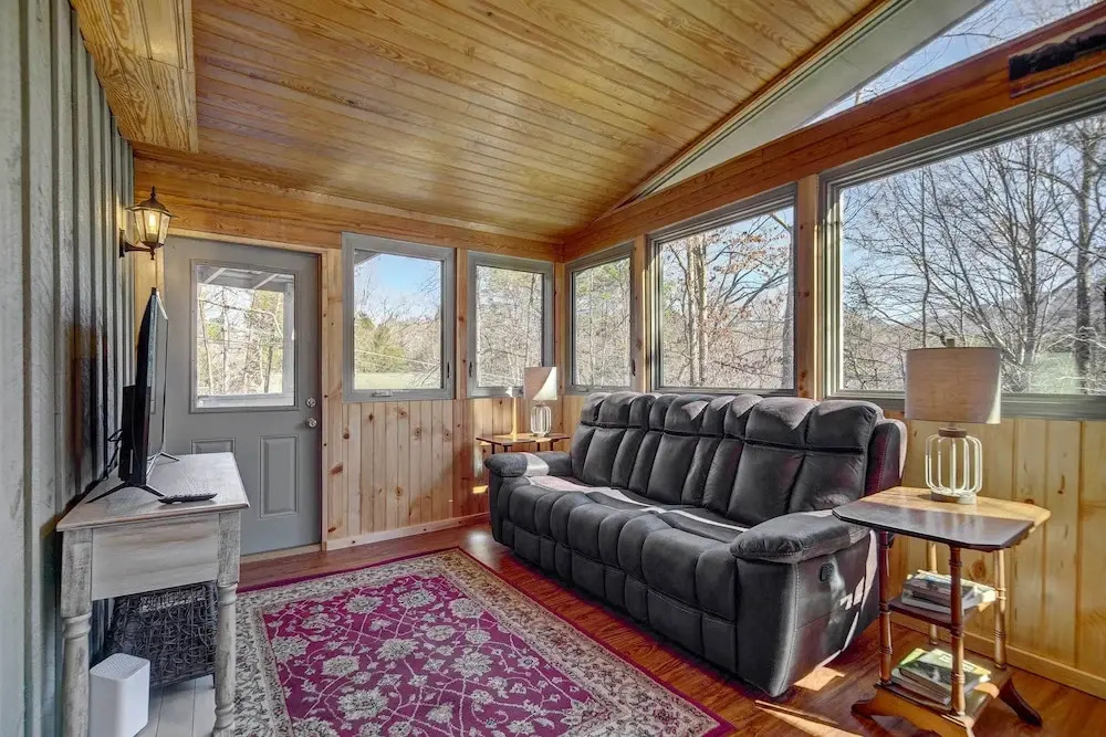 Cozy Log Cabin: 6 Mi to Great Smoky Mtns NP!