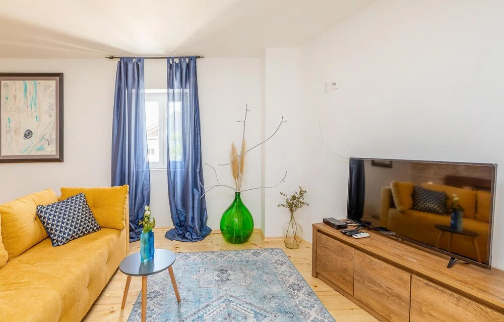 Beautiful Home in Divsici With Wifi and 4 Bedrooms