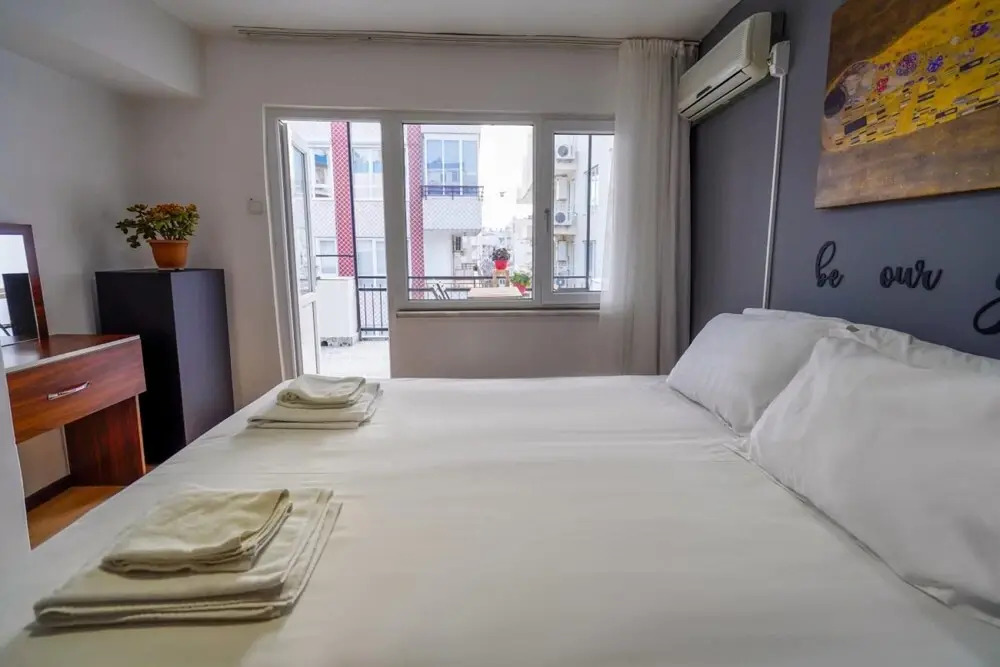 Central Flat with Balcony and Terrace in Muratpasa