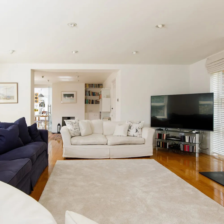 Secluded rural retreat close to beach - sleeps 12