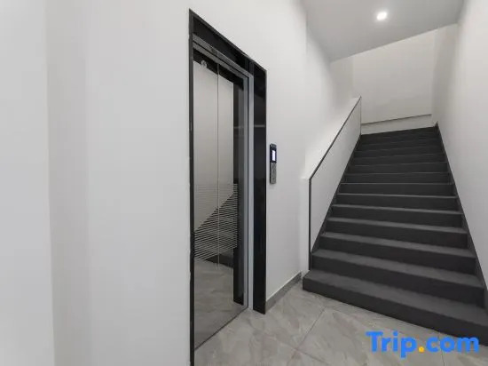Yipple Hatt Hotel (Ningbo Luomeng Universal Park Yintai City Branch)