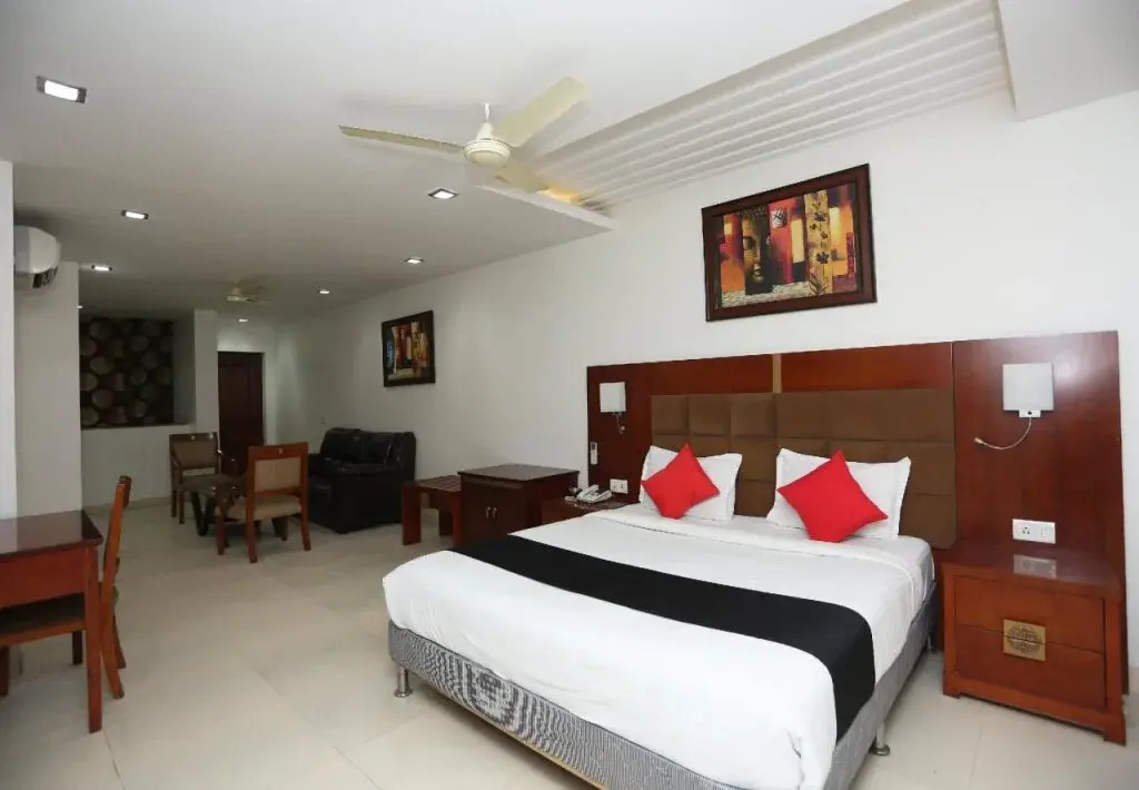 The Luxotica by OYO Rooms
