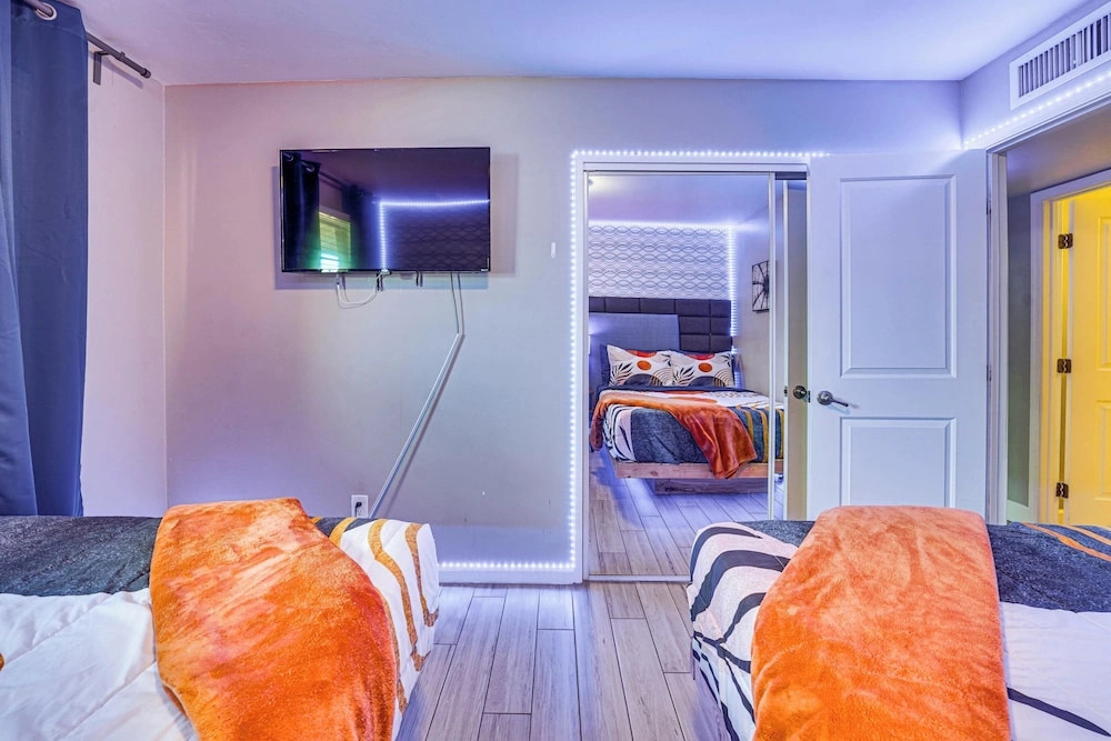 Poolside Nights & Neon Vibes! Scottsdale Escape