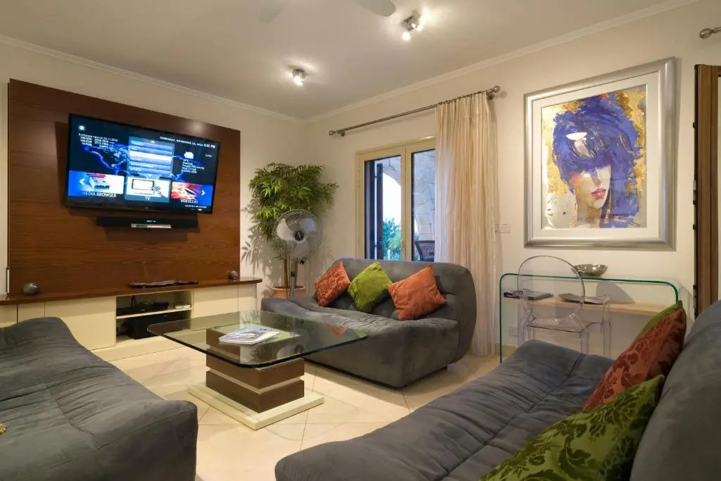 5 bedroom Villa Rio with large private pool and hot tub, Aphrodite Hills Resort