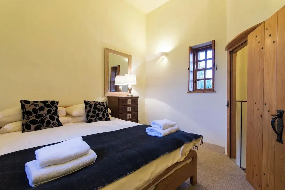 Historic 6-Bedrooms Castle Retreat