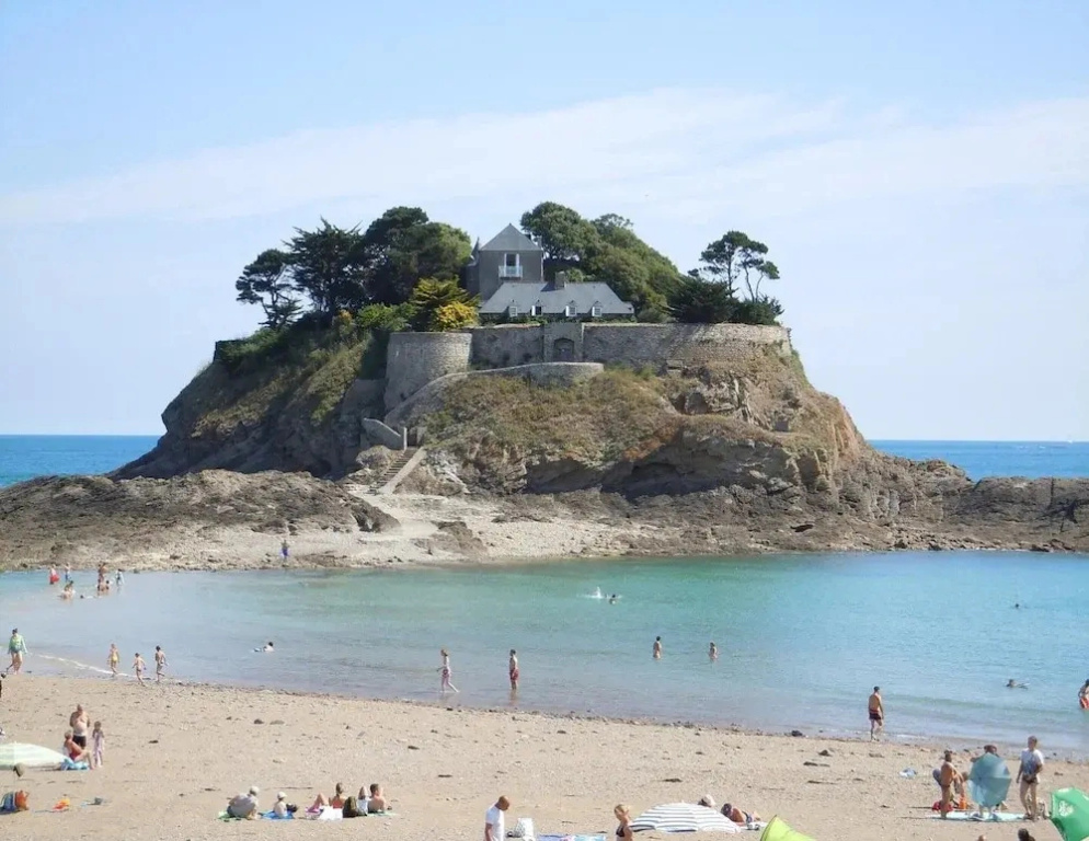 Holiday Home in Parame Near Saint-malo Beaches