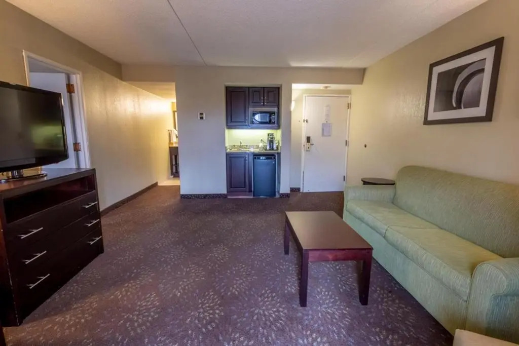Holiday Inn Express Hotel & Suites Pittsburgh Airport by IHG