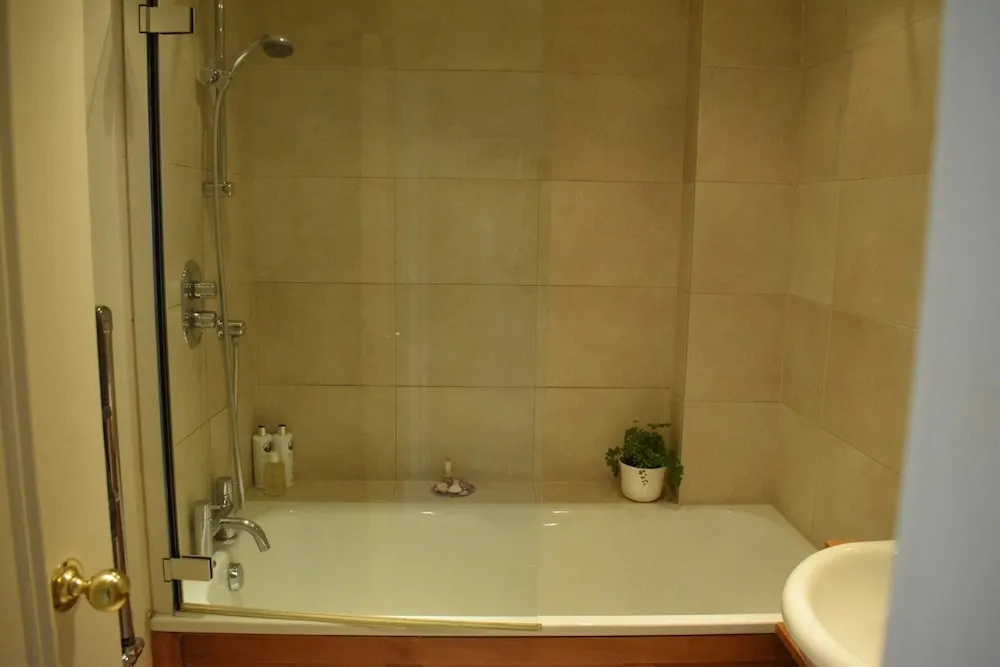 1 Bedroom Chelsea Flat With Balcony