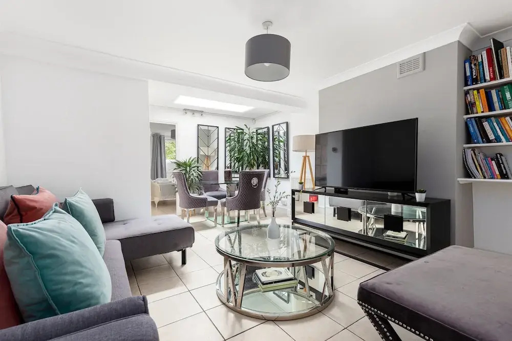 Magnificent 2 Bed Garden Flat in Oval