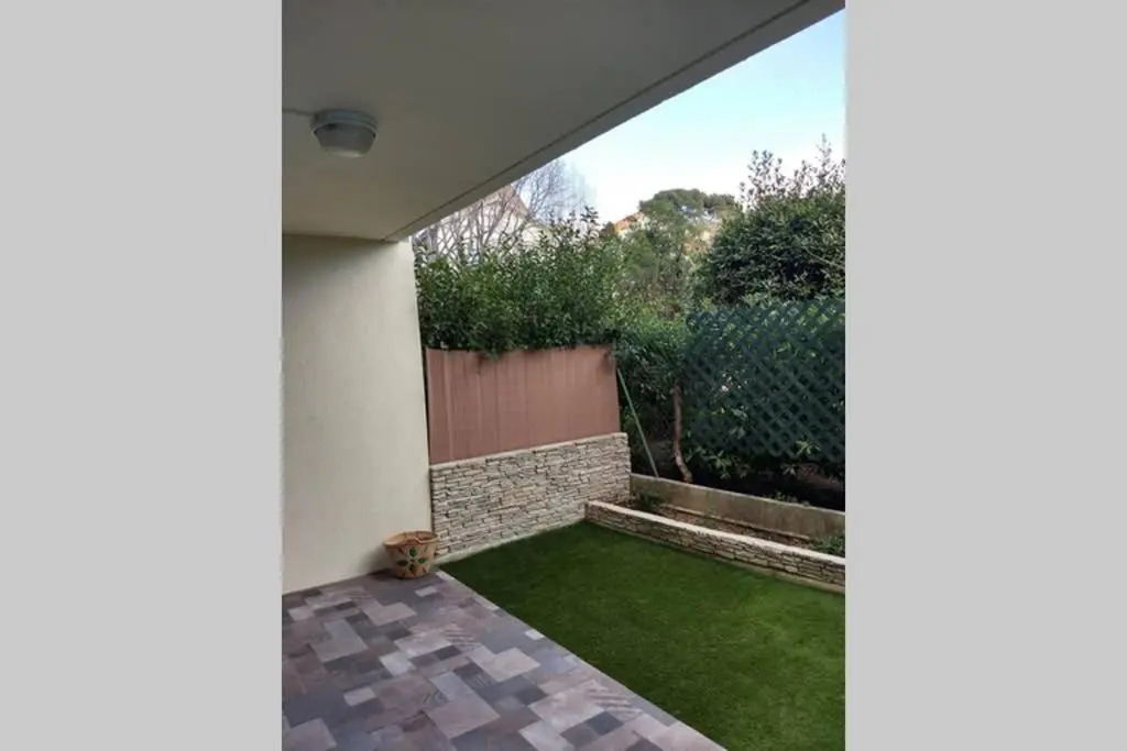 Particulier loue T3 en rez de jardin à 30 mètres de la plage avec un double box