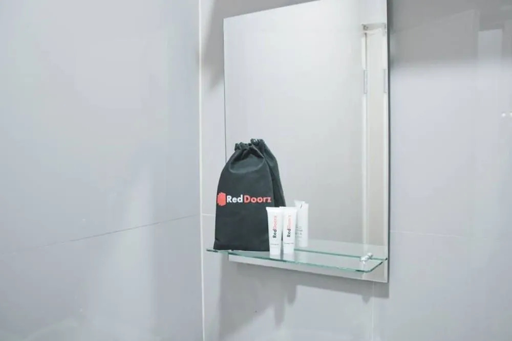 RedDoorz Plus Syariah near Manggarai Station 3