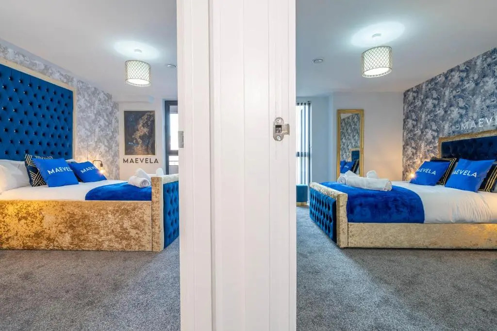 MAEVELA Apartments - Huge 7ft Emperor Luxury 2 Bed Apartment - With Parking - NEW BUILD - City Centre, Digbeth - ROOFTOP TERRACE - PS4 & Smart TV's