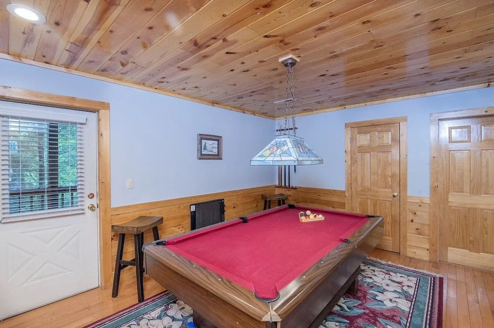 ER223 - Young's Hideaway Great Location - Close To Town! 4 Bedroom Cabin by RedAwning