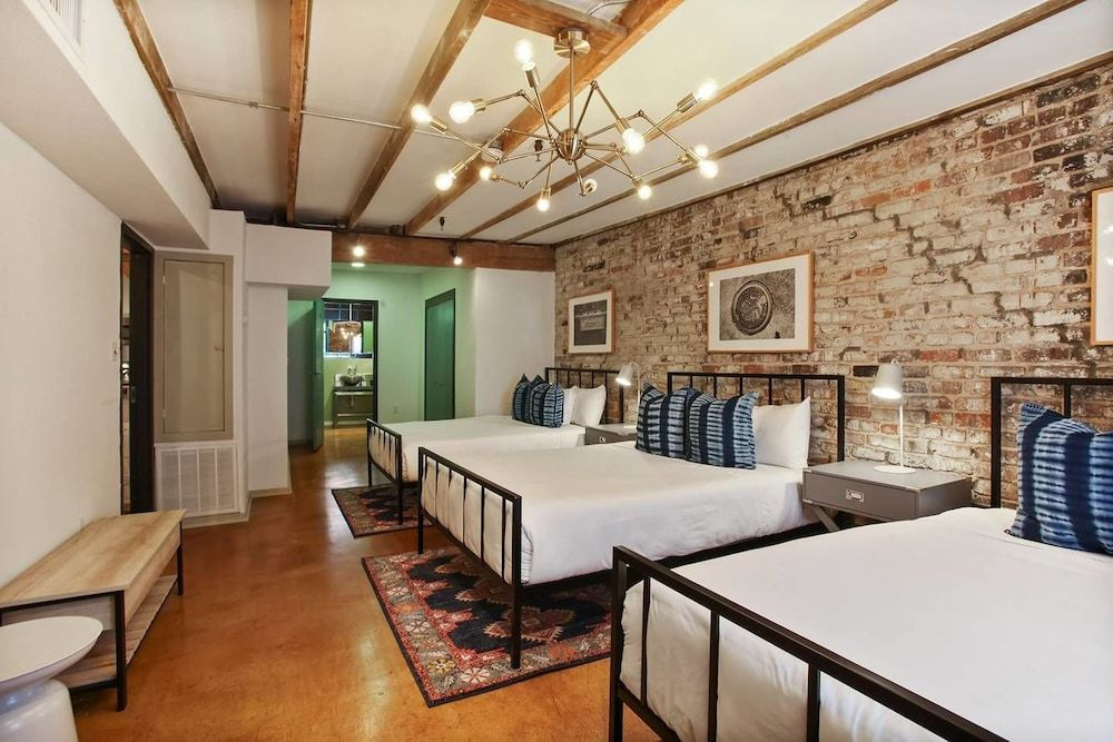 Luxury 2br/2ba Rooftop Apt in CBD by Domio