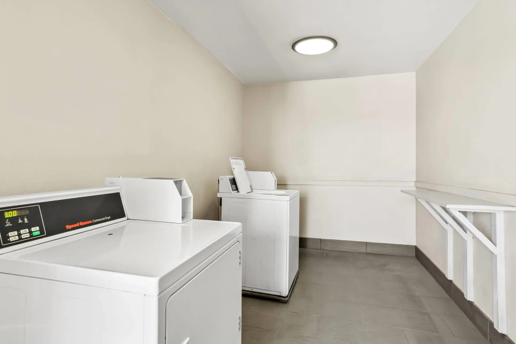 Days Inn by Wyndham Fontana / Rialto