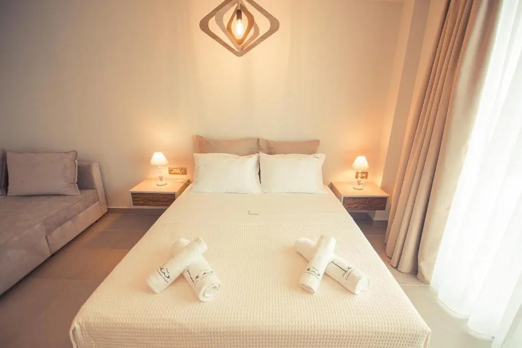 IO Luxury Pool & Hot Tub Suites