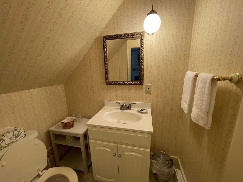 Deerfield Valley Inn - Mt Snow BnB Fireplace Rooms and Breakfast