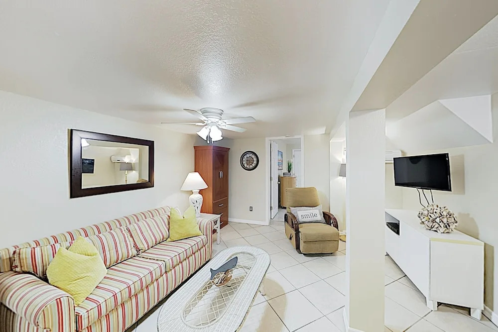New Listing! Shoreside - Walk To Waves 1 Bedroom Condo