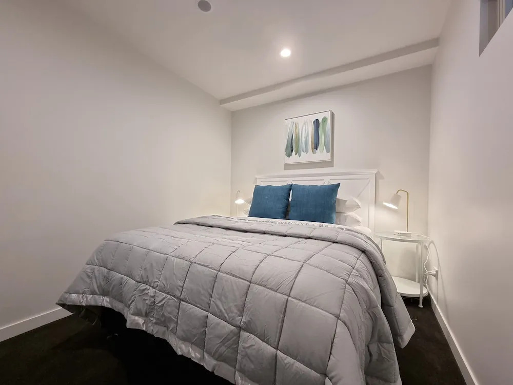 Luxe Apt w Harbour-Sunset Views -Parking