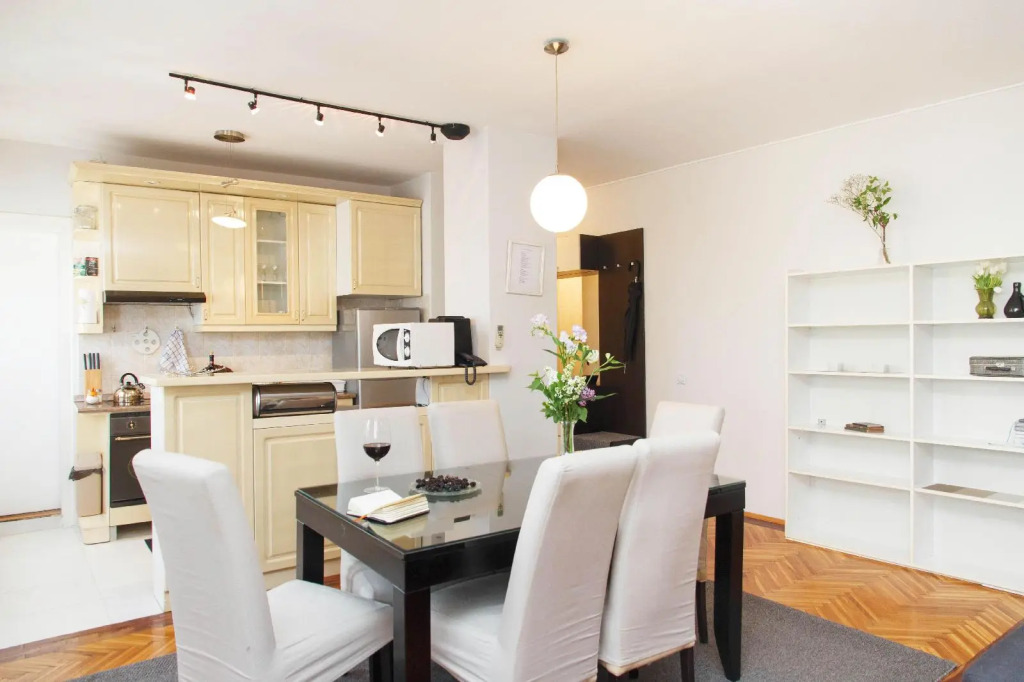 One Bedroom Apartment Hip & Spacious