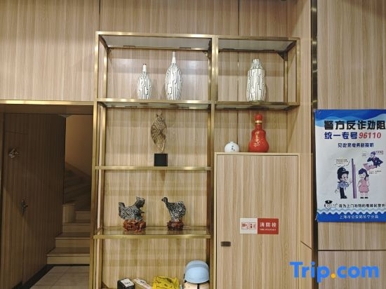 Longchen Holiday Hotel (Shanghai Weining Road Metro Station)