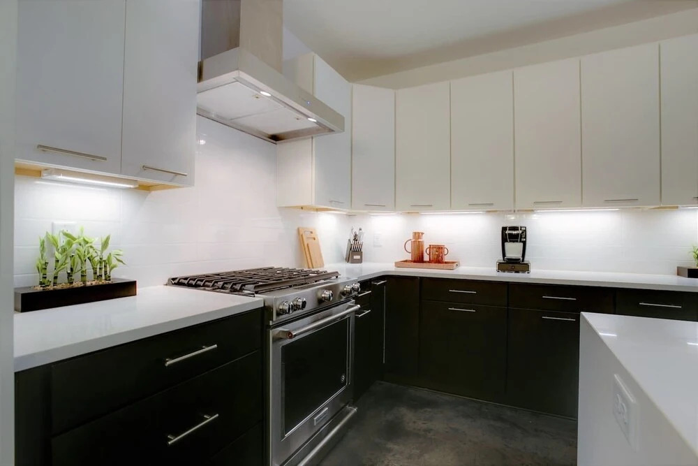 Modern 8bed/4ba Home w/ Roof Deck & Grill by Domio