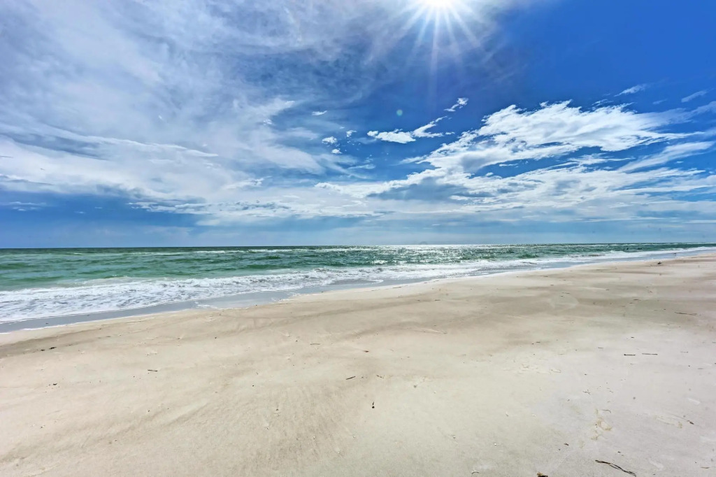 Longboat Key Cedars Beach House-pet Friendly-2 Minute To The Beach
