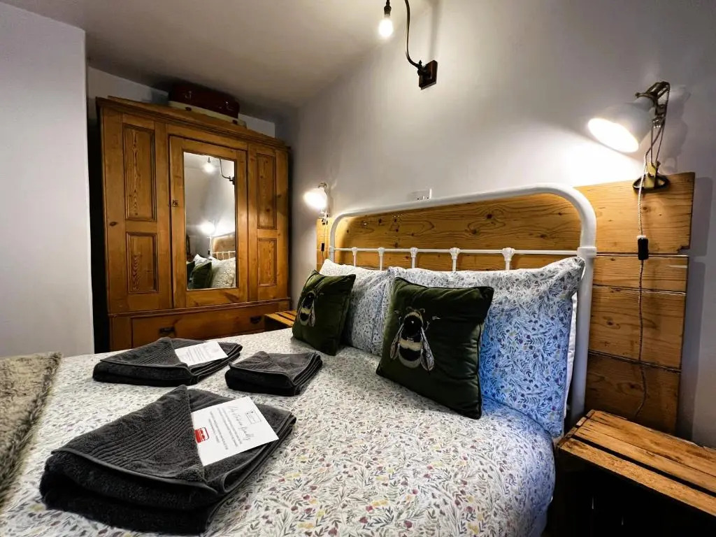 1 Apse Castle Cottage - Chocolate Box Cottage, Dog-Friendly 16th Century Cottage, surrounded by Ancient Woodland in Shanklin