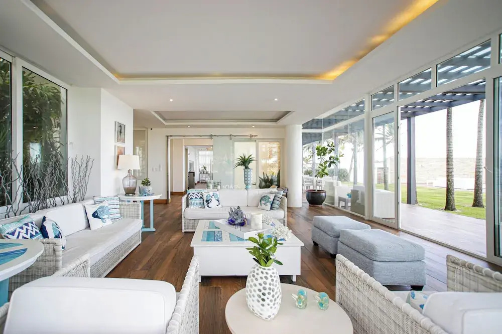 Oceanfront Luxury 10BR Villa