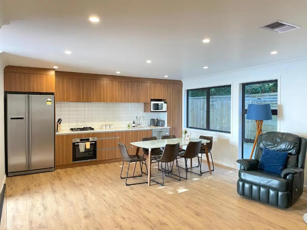 NO PARTY ALLOWED, Entire Brand New 3 bedroom townhouse, free unlimited fibre wifi and free parking