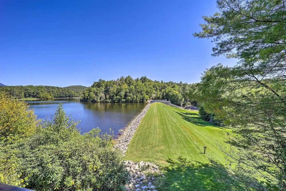 Dog-friendly Newland Cabin w/ Deck + Lake Access!
