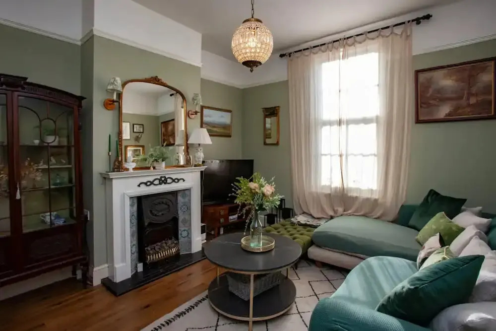 Stylish and Bright 2 Bedroom Flat in Bristol