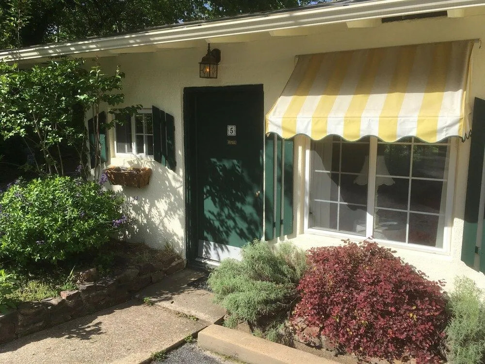 Sherwood Court Cottages & Guest Rooms