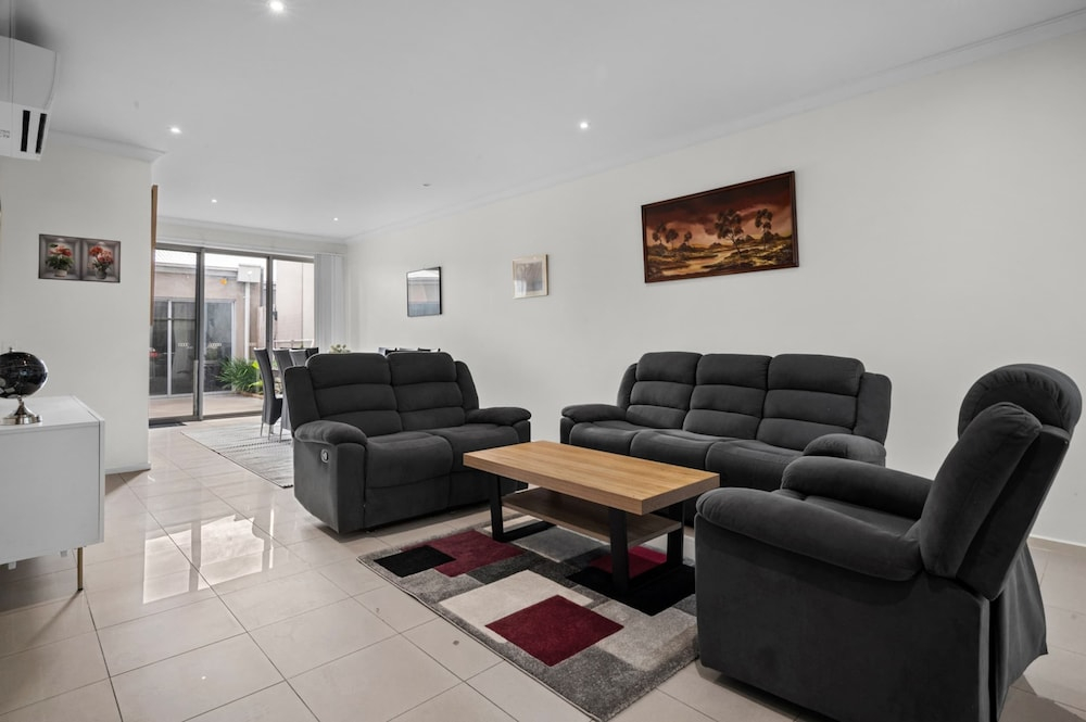 Spacious 3-bed Townhouse in Coburg