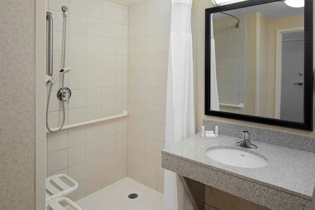 Fairfield Inn & Suites by Marriott Detroit Metro Airport Romulus