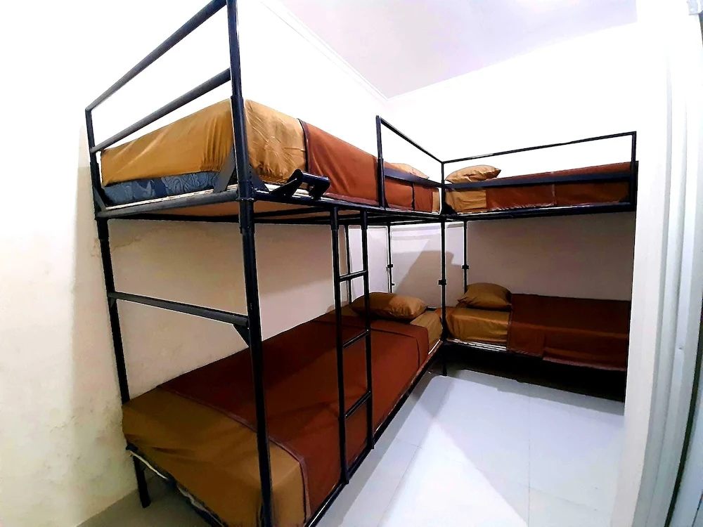 Safe House Bed and Breakfast - Hostel - Adults Ony