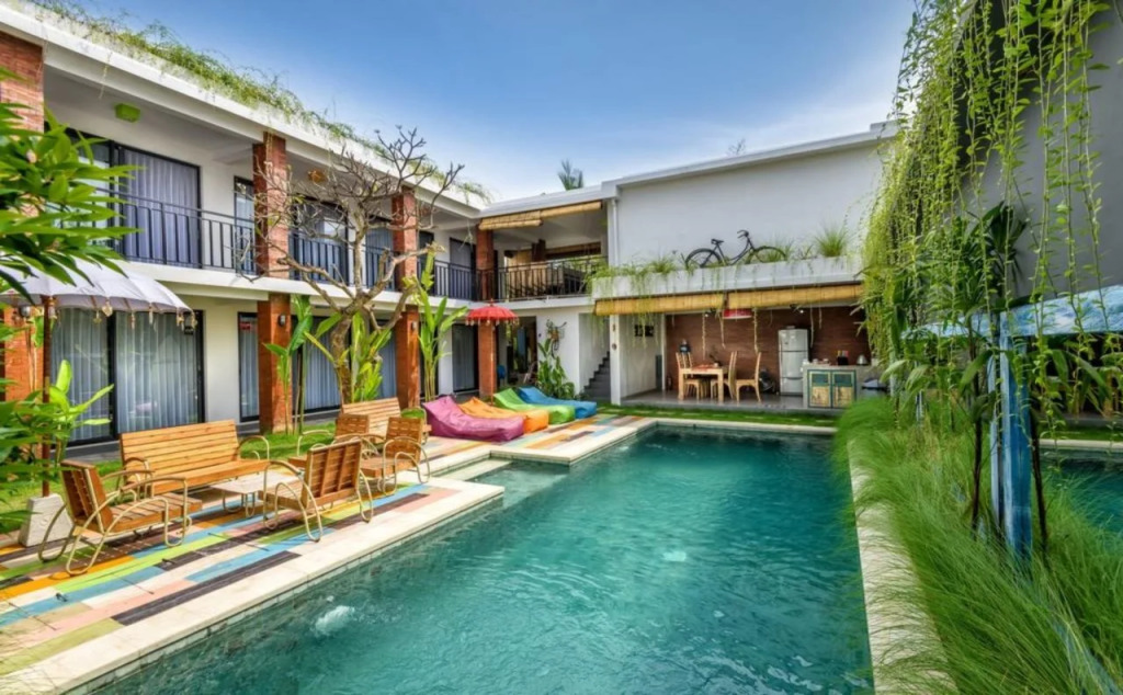 Base Guesthouse and Hostel