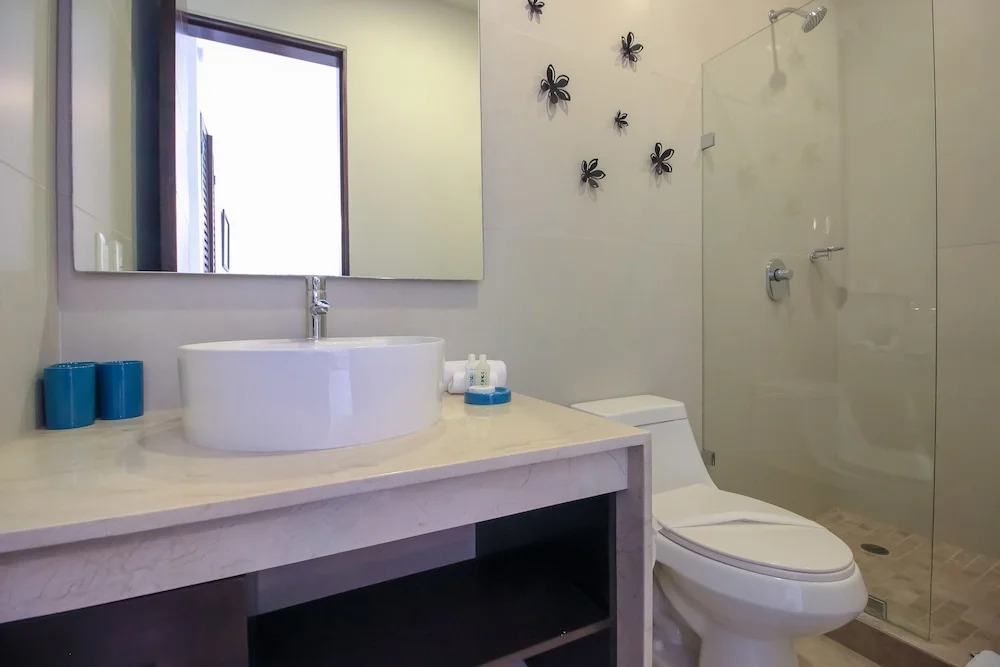 Resort Amenities Condo hosted by Olahola