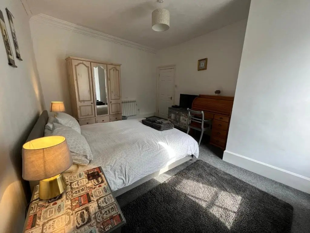 Stylish 2nd Floor Georgian Period Flat (Adults Only)