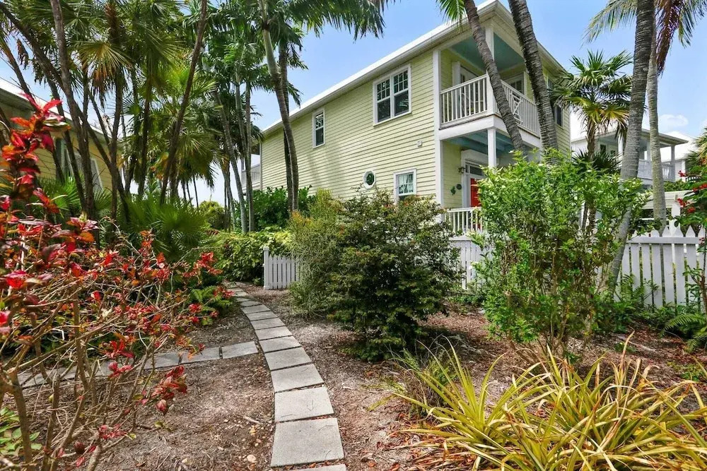 Place to Relax by Avantstay Shared Pool 3 Miles to Smather's Beach Month-long Stays Only