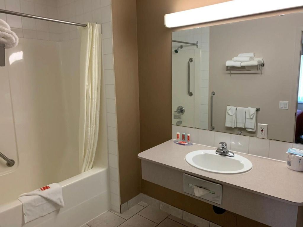 Econo Lodge Inn & Suites