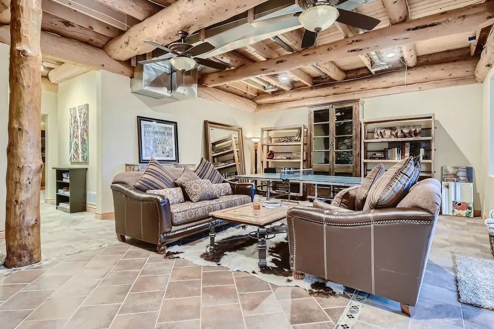 Platinum Mountain Home Getaway, Private Hot Tub, Nearby Outdoor Activities! 4 Bedroom Home by RedAwning