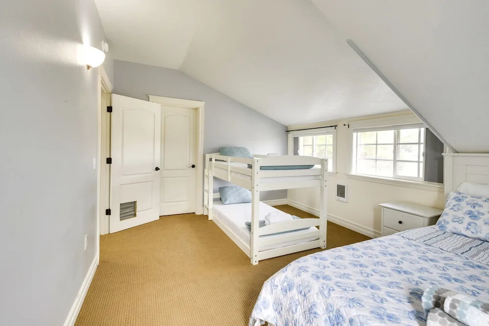 Coastal Lincoln City Home w/ Spacious Deck!