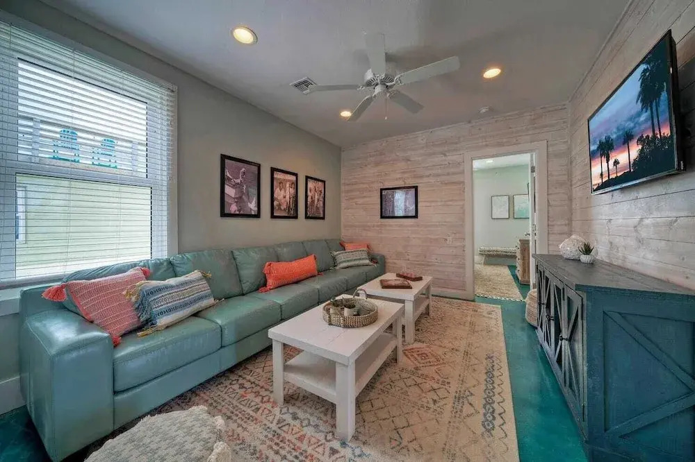 Third Sandbar & Seaglass Landing by Avantstay. Sleeps 30 2 Homes + Dual Pools + Outdoor Living Steps to Beach