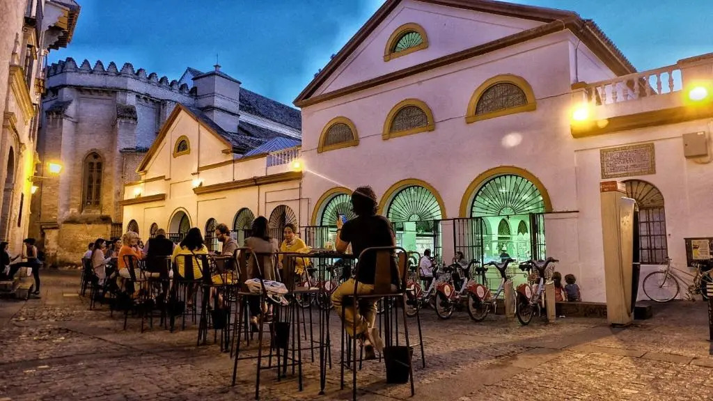 Pasaje Amores Iz. · Tranquilidad Y Vida Cultural En Centro Sevilla 4px