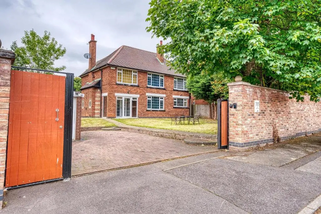 Elegant 5 Bedroom House in Nottingham