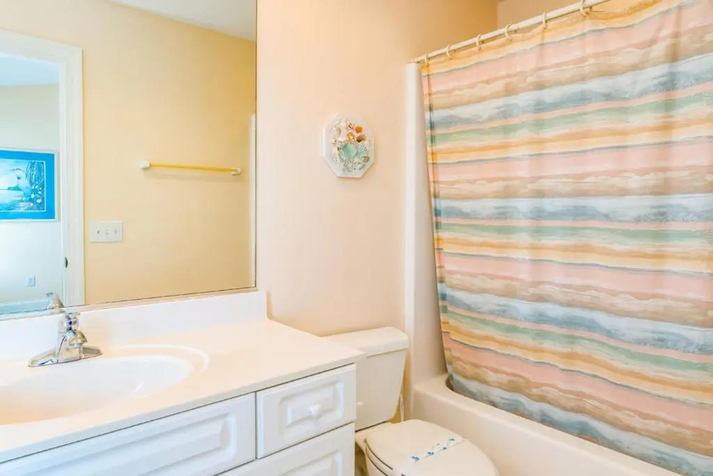 Emerald Breeze by Oak Island Accommodations